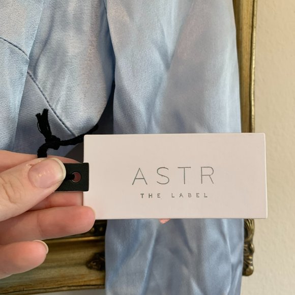 ASTR Delphi Satin Pointed Collar Wrap Top Women's - Picture 6 of 6